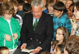Kultusminister Ludwig Spaenle liest Schülern vor